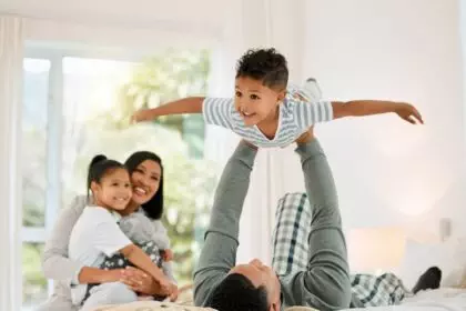 Familie moderna echilibrata si fericita